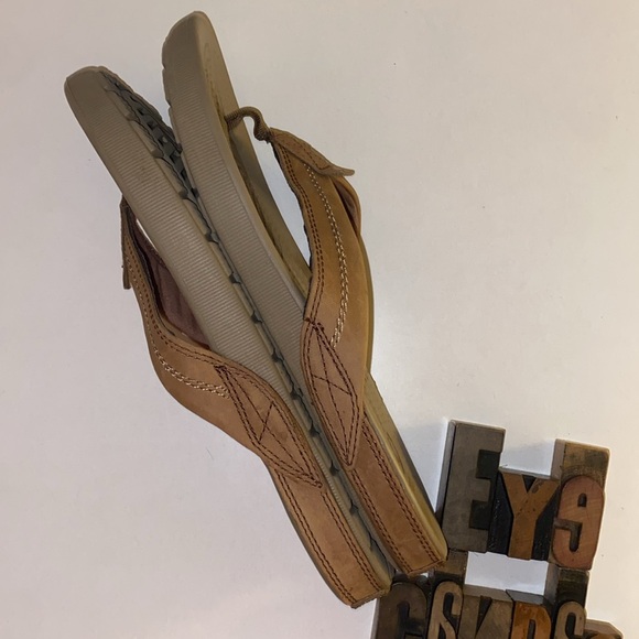 🆕🐊CROCS Women’s Leather/Croslite Flip Flop Sandals - Picture 4 of 8